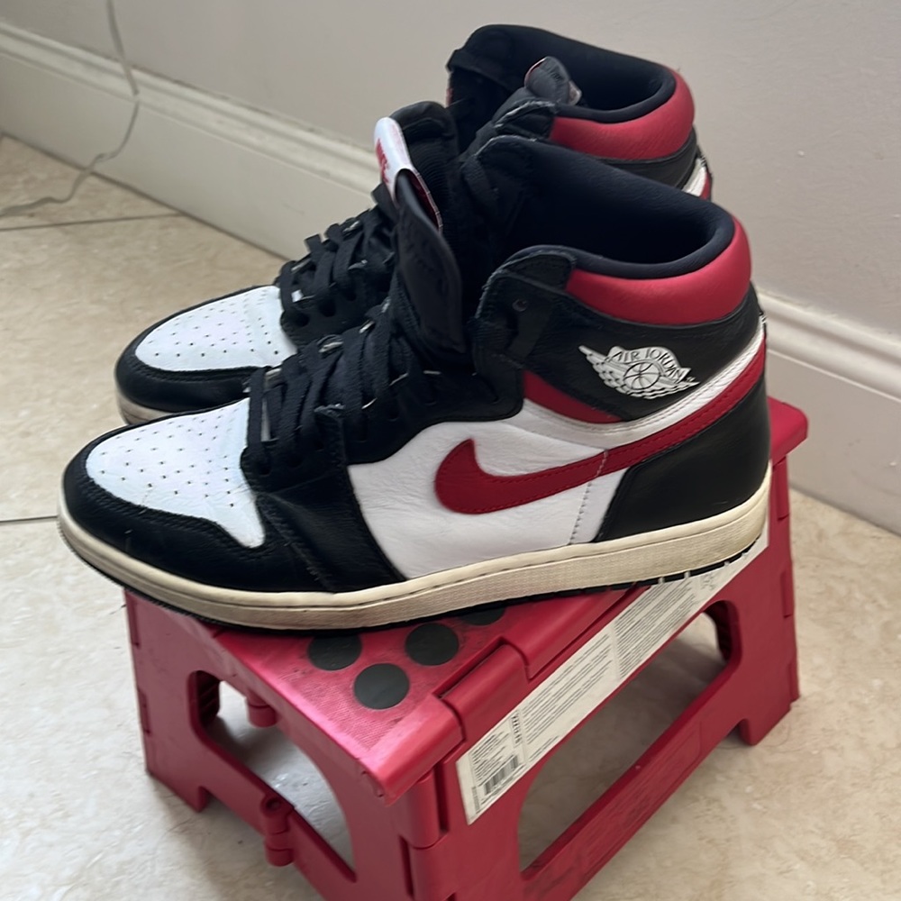 MENS AIR JORDAN 1 SIZE 12 “BREDS” (AS IS)